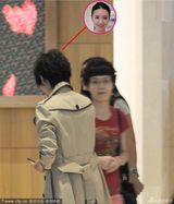 组图：董洁穿风衣现身酒店 知狗仔偷拍玩快闪