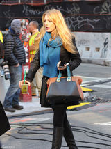 高清组图：布莱克-弗莱利街拍LOOK大衣围巾保暖