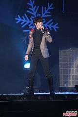 组图：萧敬腾炎亚纶亮相圣诞演唱会high翻全场