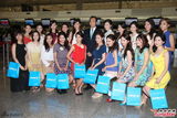 组图：港姐选手赴巴黎拍外景 17位佳丽送行