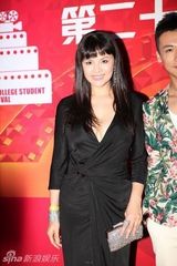 组图：张雨绮陈柏霖等群星现身北京大影节红毯