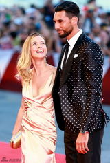 组图：《乔》威尼斯首映 尼古拉斯西装型男