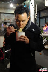 组图：吴彦祖游柏林不忘家人 代女儿亲试口水肩