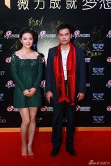 组图：2013微博之夜红毯 设计师兰玉携手邓飞