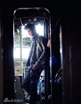 组图：乔振宇杂志大片霸气 帅气皮衣演绎飞行男子