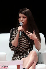 组图：江映蓉沪上大露美腿 狂野舞台范征服观众