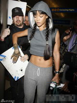 组图：蕾哈娜梳麻花辫可爱 穿露脐装秀小蛮腰