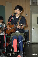 组图：卢广仲不畏台风彩排 郭采洁探班送补品