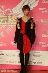 组图：第12届音乐风云榜盛典 众星后台秀奖杯