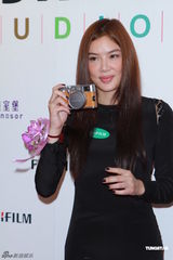 组图：乐基儿现身揭幕礼 黑色大透背装抢镜