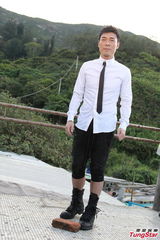 组图：许志安沙滩拍MV 赞叹歌迷花心思