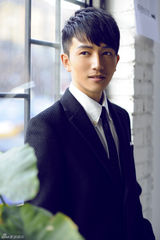 组图：许诺造型多变 白领造型为电影宣传预热