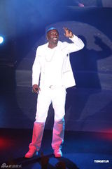 组图：Akon台北热力开唱 短唱十首捞金千万