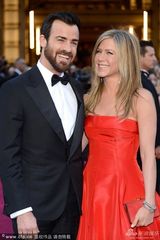 组图：安妮斯顿红裙大气 和男友贾斯汀秀恩爱