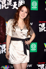 《混混天团》首映 众姝竞艳立威廉秀腹肌(组图)