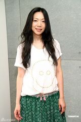 幻灯组图：万芳五年后发新专辑 着绿色长裙春意盎然