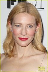 组图：布兰切特高贵蕾丝敞胸襟 女王风范十足