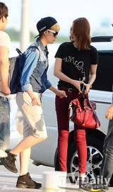 组图：BigBang成员GD与f(x)休闲装扮赴美