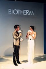 幻灯图：张雨绮郑恺齐零下30度出席代言活动