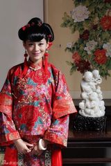 组图：王媛可穿越古典之旅 红装喜庆迎新年