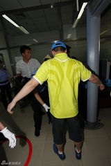 高清图：马琳现身引发媒体围堵 匆忙躲在律师身后