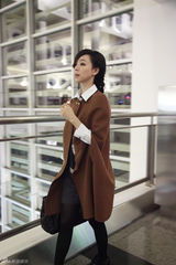 组图：张静初变身魔法师  复古斗篷秀秋日小清新