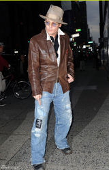 组图：德普陪未婚妻逛书店庆生 送玫瑰表爱意