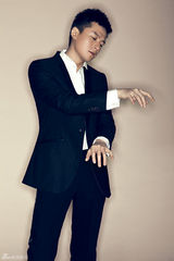 组图：朱雨辰全新写真 展轻熟男独特男人味