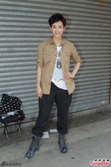 组图：王君馨拍枪战戏 保护男主黄子华