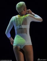 组图：Jessie J绷带装独特性感 下身仅穿底裤