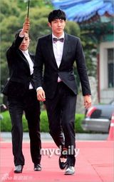 组图：2AM任瑟雍亮相百想红毯西装帅气领结俏皮