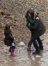 组图：皮特《僵尸世界大战》片场涉水重逢家人