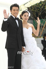 幻灯图：张东健高小英婚礼现场 夫妇亮相甜蜜亲吻 