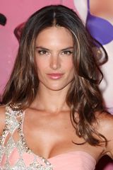 组图：超模安布罗休粉色短裙婀娜多姿