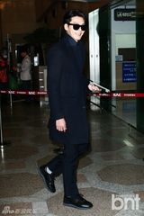 组图：玄彬黑衣现身机场展迷人笑容 赴日会粉丝