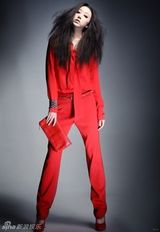 组图：唐雯“中国红”写真大片 性感妖娆霸气十足