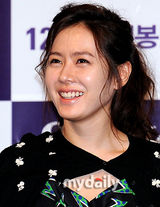 组图：孙艺珍宣传新片《见鬼》 粉红高跟鞋抢眼