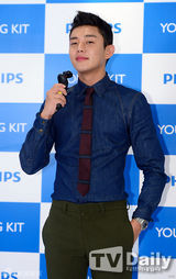 组图：刘亚仁亮相代言发布会 雅痞风帅气迷人