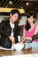 组图：吴建豪首次做巧克力 对曾之乔印象很新鲜