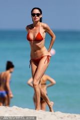 组图：超模妮可比基尼秀完美身材 与男友当众激吻