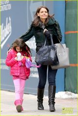 组图：小苏瑞一身粉红赴冰场 与妈妈寒风中快走