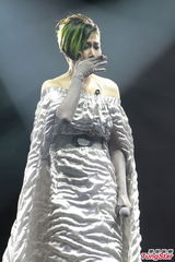 组图：汤宝如红磡体育馆开唱众星捧场