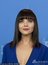组图：《漂亮朋友》发布会 帕丁森偷瞄里奇胸部