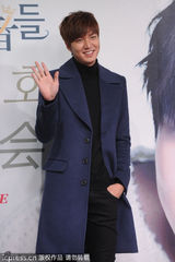 组图：李敏镐帅气风衣亮相 台上嘟嘴吐舌卖萌