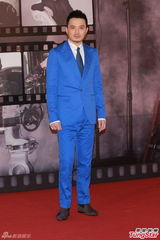 组图：黄耀明蓝色西装现身红毯 俏皮时尚