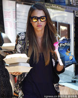 组图：阿尔芭与助理街边用餐 贴心为同事打包