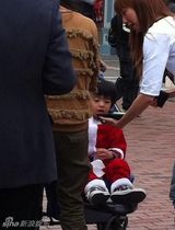 组图：Lucas圣诞装扮童趣大发 现身迪斯尼乐园 