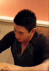 组图：吴奇隆亮相上视节 百名纷丝共庆端午佳节