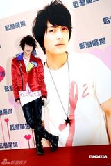 幻灯组图：棒棒堂为粉丝化妆 王子曾险遭粉丝强吻