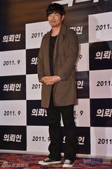 组图：金荷娜车太贤等助阵韩片《委托人》VIP首映式